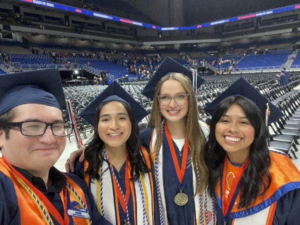 MDI_Lab's tweet image. So proud of our graduating seniors! 🎓 Whether pursuing grad school or entering the workforce, we're incredibly proud of the work you've done at the MDI Lab. If you're ever in need, you know where to reach us! Here's to your next chapter! #GraduationSeason #ProudMentor #UTSA
