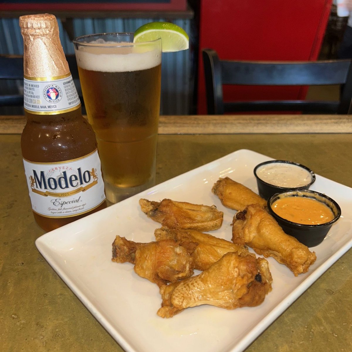 ⚽ Game Day at Burger U! 🍔
Join us Saturday, May 31st at 3PM for the UEFA Final!
🔥 Rock your soccer gear (jersey, shirt, etc.) and get 50¢ wings!
🍺 Plus, enjoy $2.50 Modelo drafts all game long!
Tag your crew and let’s kick it!
#BurgerU #UEFAFinal #SoccerVibes #OrlandoEats