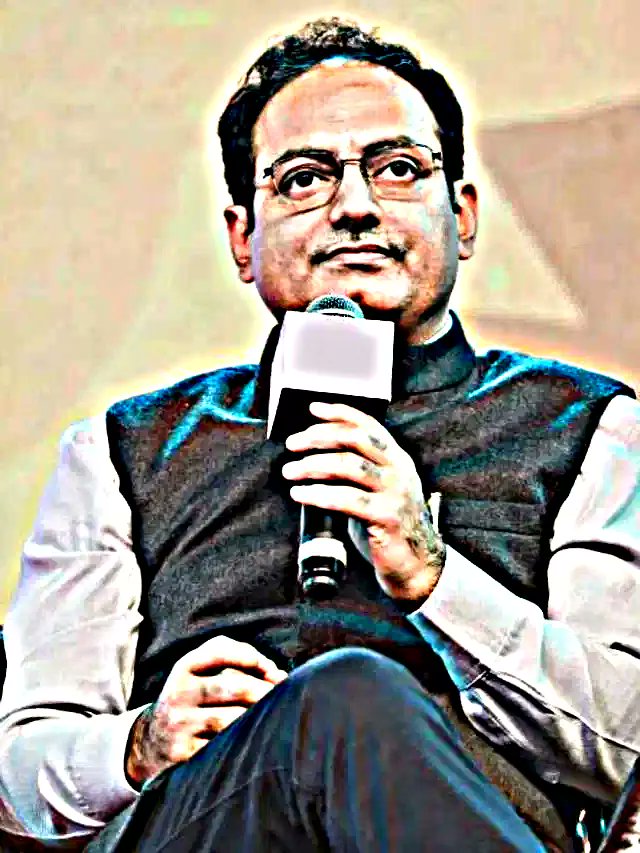 ज्यादातर UPSC हिस्ट्री पढ़ाने वाले यू ट्यूब चैनल इस्लामोफोबिया और गांधी नेहरू पर कीचड़ उछालने का औजार बन चुके हैं।  
 
लेकिन विकास दिव्यकिर्ती इस स्तर पर उतर आये, देखकर मैं भौचक हूँ। ऑपरेशन सिन्दूर पर बनाये ताजा वीडियो को पूरा देखना असहनीय है।

जितना देखा, खून खौल उठता है।  
●●