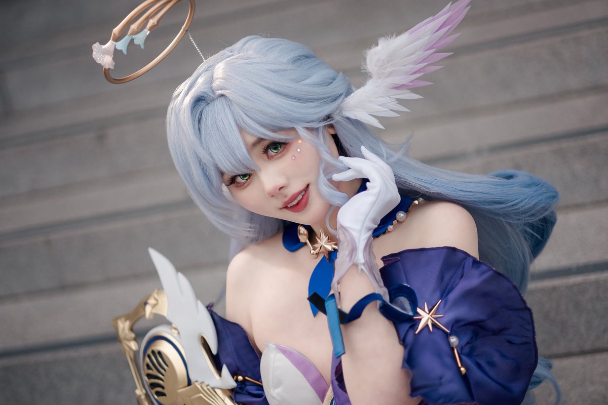 LET MY HEART BRAVELY SPREAD THE WIIIIINGS 

📸: @/ggitadakimasu (IG)

Honkai Star Rail Robin cosplay! The wig is one solid wire structured mass LOL took me forever