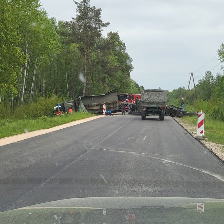 breakinglv's tweet photo. 🇱🇻 Uz ceļa Dobele–Īle avarējusi un apgāzusies militārā kravas automašīna ar piekabi. Satiksme pilnībā bloķēta.
#Dobele #Latvija https://t.co/QEWOlzIr82