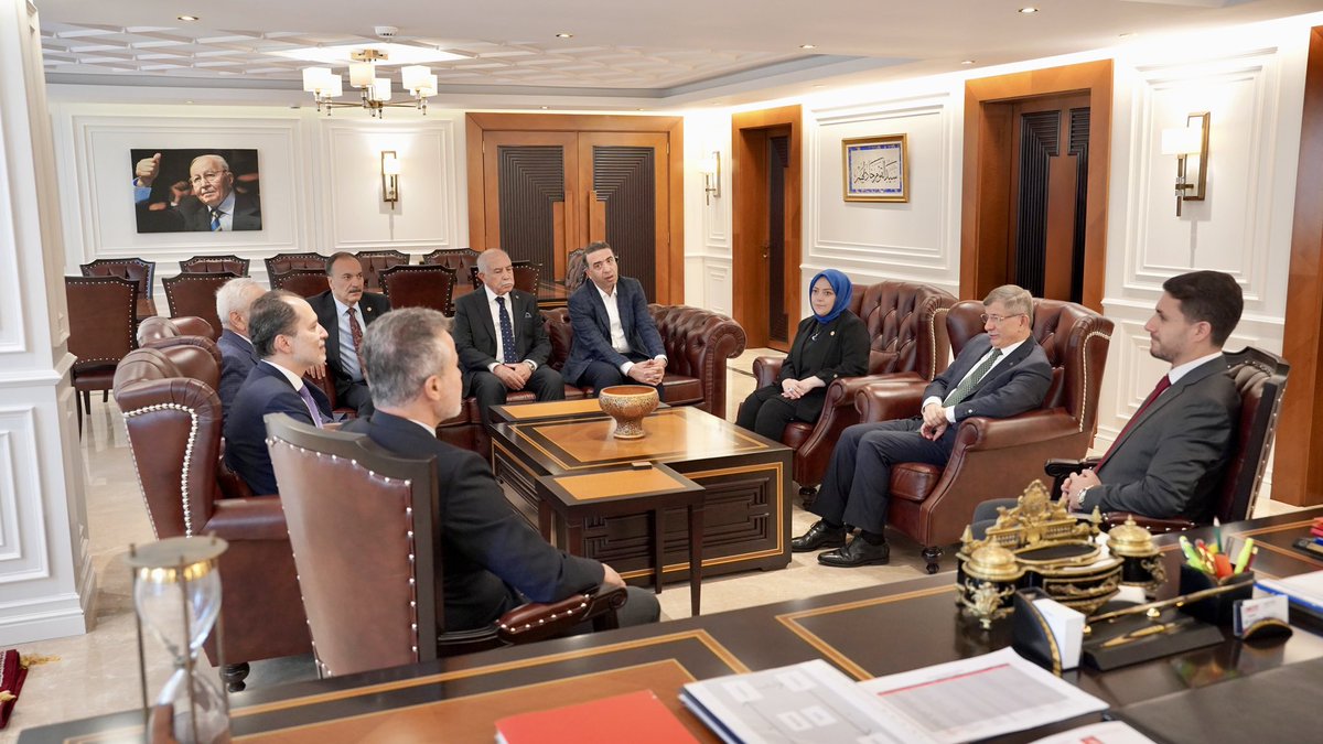 Gelecek Partisi Genel Başkanı Sn. Ahmet Davutoğlu beraberindeki heyetle birlikte bizleri ziyaret ettiler. Yakın zamanda gerçekleştirdikleri Kuzey Irak ziyareti ile ilgili bilgilendirmede bulundular. Görüşmemizde ayrıca ‘Terörsüz Türkiye’ süreci ve dış politika ile ilgili çeşitli