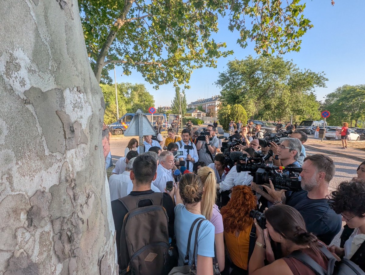 La manifestación 'ultrademocrática' a las puertas de Moncloa ha sido un éxito de crítica y público. 

Los periodistas han superado claramente en número a los manifestantes. No han cantado lo de "luego diréis que somos cinco o seis", ya que más o menos ese era el máximo de