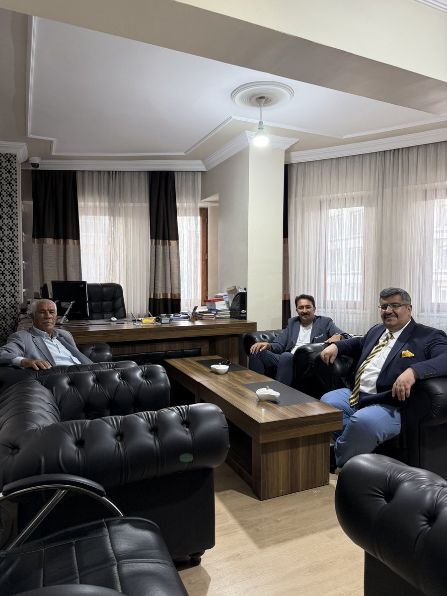 Emlak ve inşaat sektöründe kentin önemli isimlerinden olan İlhami Çakırtaş'ın rahmetli babasıyla çok iyi bir dostluğu olan babamla birlikte kendisini ziyaret ettik. Geçmişten bu güne çok güzel bir sohbet gerçekleştirdik. Misafirperverliği için teşekkür eder, iş hayatında