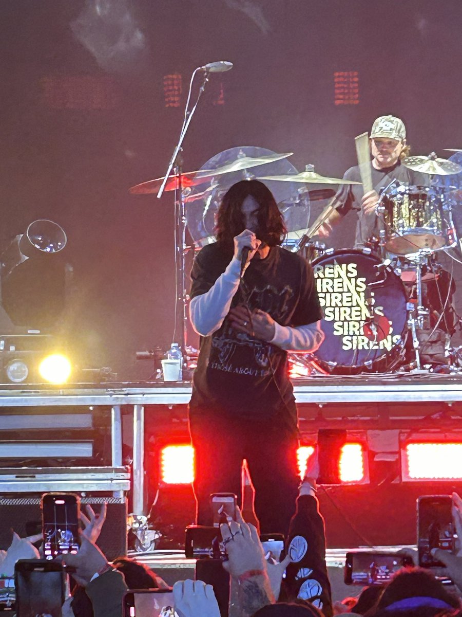 twitchutaite's tweet photo. she pierce my veil till i sleep with the sirens #icanthearyoutour https://t.co/ot9a21Iy8X