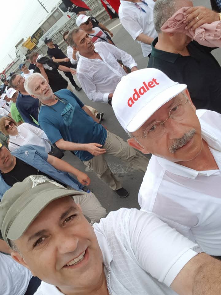 KDenizBozkurt's tweet photo. Son zamanlarda önceki Genel Başkanımız Sayın Kemal Kılıçdaroğlu ile ilgili birtakım çevreler bir itibar suikastı yapmaya çalışıyor. Saygısızlara hatırlatmamdır: Çok partili dönemden itibaren genel olarak sağ partilerin oy oranlarının %70 civarında oluşu bir realite iken Sayın Kemal Kılıçdaroğlu, 2023 yılında Cumhurbaşkanlığı seçiminde yapılan bütün yanlışlara rağmen "Cumhuriyet tarihinin en yüksek oyunu alan sol lideri" olmuştur. Merak edenler, onu birileri ile karşılaştırmak isteyenler, alınan oy miktarlarını genelde ve yerelde karşılaştırmak istedikleri kişiler ile karşılaştırdıklarında sonucu göreceklerdir. Hariçten gazel okumak kolaydır. Hiçbir şaibeye bulaşmadan partiyi bir bütün olarak iktidarın en güçlü zamanlarından geçirerek en üst pozisyona taşımış bir lidere laf etmek en hafif deyimiyle cahilliktir. Bu sorunlu süreçte Sayın Kılıçdaroğlu'nun aklından ve vizyonudan faydalanmaya çalışmak yerine Sayın Kılıçdaroğlu’na saldırmak partiye zarar vermek ve sevenlerini kırmaktan başka bir işe yaramaz. Popülizmi bırakıp aklımızı çalıştıralım… @kilicdarogluk
