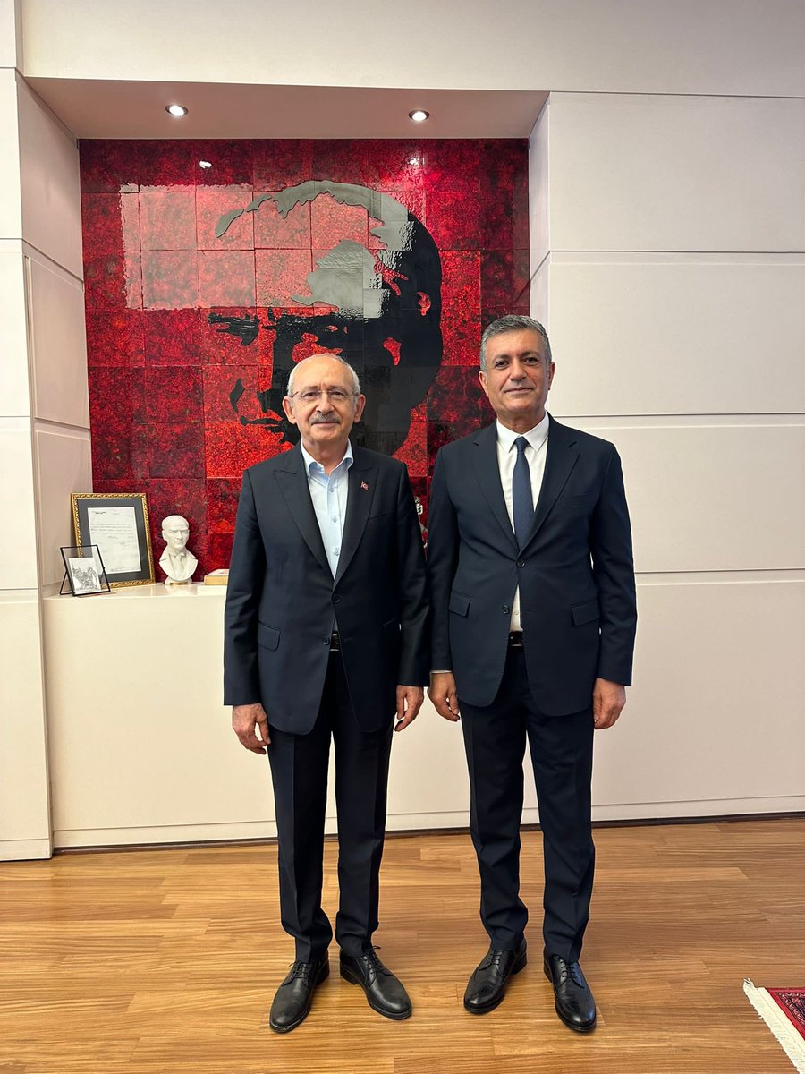 KDenizBozkurt's tweet photo. Son zamanlarda önceki Genel Başkanımız Sayın Kemal Kılıçdaroğlu ile ilgili birtakım çevreler bir itibar suikastı yapmaya çalışıyor. Saygısızlara hatırlatmamdır: Çok partili dönemden itibaren genel olarak sağ partilerin oy oranlarının %70 civarında oluşu bir realite iken Sayın Kemal Kılıçdaroğlu, 2023 yılında Cumhurbaşkanlığı seçiminde yapılan bütün yanlışlara rağmen "Cumhuriyet tarihinin en yüksek oyunu alan sol lideri" olmuştur. Merak edenler, onu birileri ile karşılaştırmak isteyenler, alınan oy miktarlarını genelde ve yerelde karşılaştırmak istedikleri kişiler ile karşılaştırdıklarında sonucu göreceklerdir. Hariçten gazel okumak kolaydır. Hiçbir şaibeye bulaşmadan partiyi bir bütün olarak iktidarın en güçlü zamanlarından geçirerek en üst pozisyona taşımış bir lidere laf etmek en hafif deyimiyle cahilliktir. Bu sorunlu süreçte Sayın Kılıçdaroğlu'nun aklından ve vizyonudan faydalanmaya çalışmak yerine Sayın Kılıçdaroğlu’na saldırmak partiye zarar vermek ve sevenlerini kırmaktan başka bir işe yaramaz. Popülizmi bırakıp aklımızı çalıştıralım… @kilicdarogluk