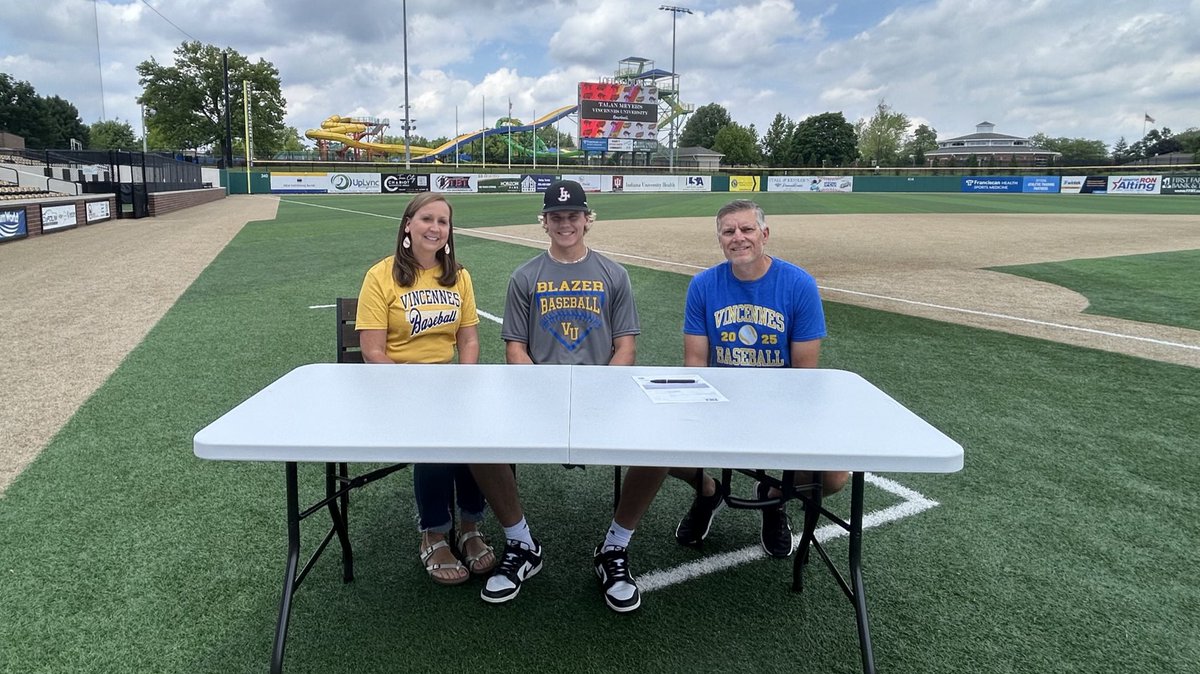 Inked! Congratulations to Zo and Talan on signing their NLIs.