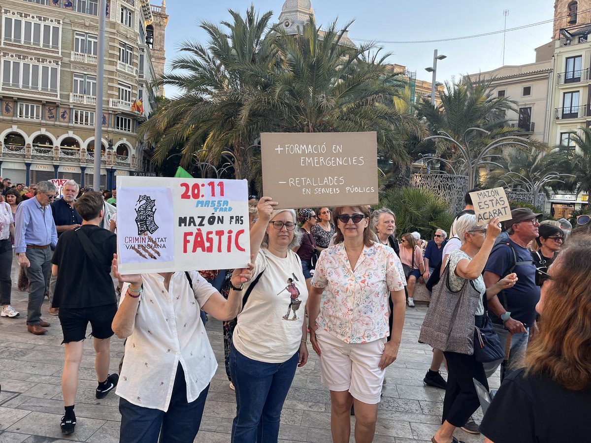 Una vegada més eixim al carrer per donar el millor de nosaltres (sí “salimos a la calle para dar lo mejor de nosotros”) recolzant a les víctimes de la Dana. 

#VagaGeneral29M
#HuelgaGeneral29M
#MazónDimissió