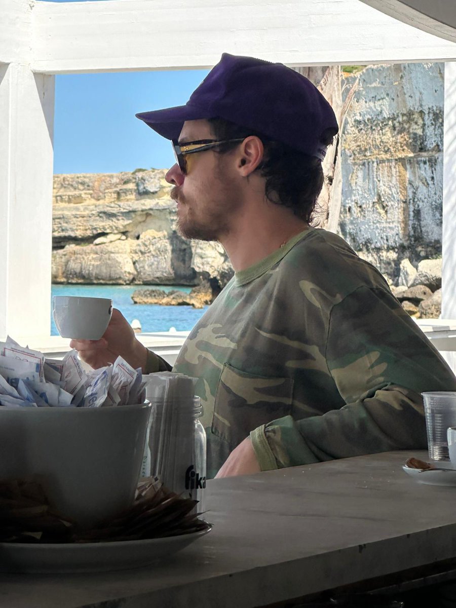 Il cantante attore Harry Styles in vacanza nel Salento trnews.it/2025/05/29/il-…