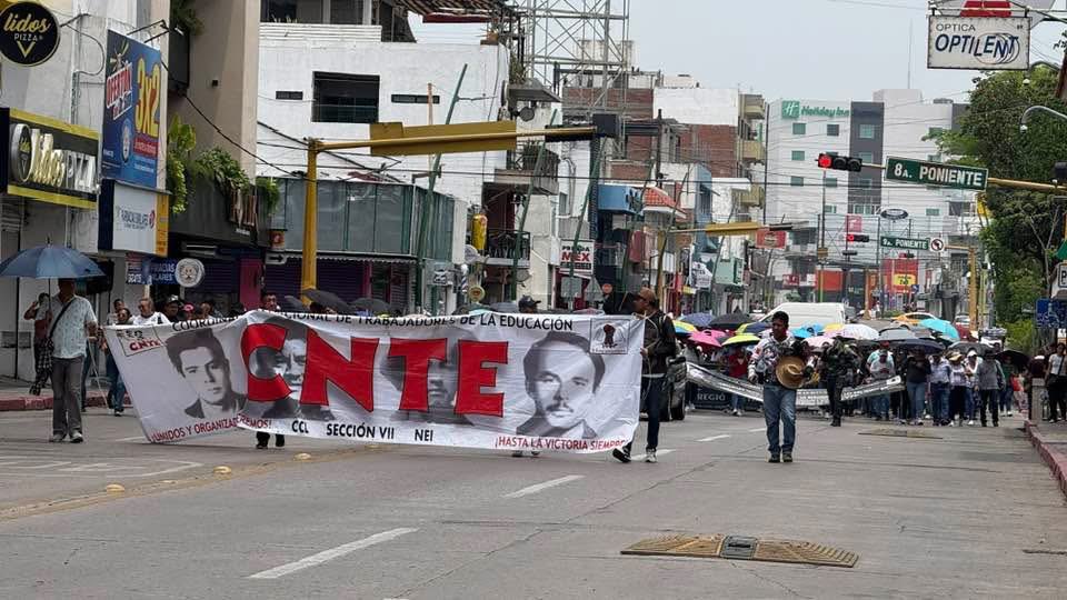 GabyCoutino's tweet photo. En #TuxtlaGutiérrez y #Tapachula #Maestros de la #CNTE #CNTE7 @SnteNacional se movilizan; en la capital bloquean la avenida central. La movilización #Magisterial en el estado, inició desde el pasado día 14 en defensa de sus #DerechosLaborales y la #Abrogación de la #LeyIssste. #Chiapas