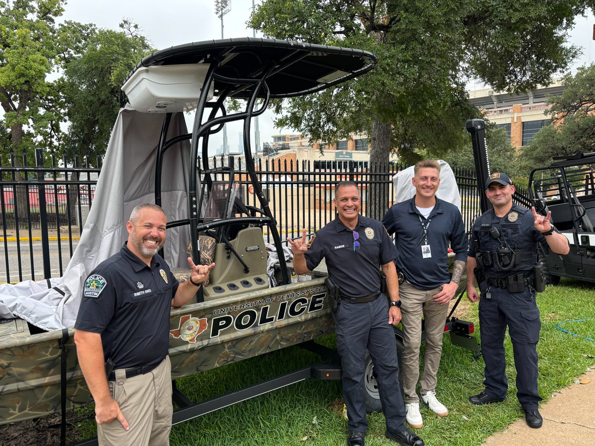 Big thanks to the Austin Police Department Lake Patrol Unit for coming and helping with our UTPD's Lake Patrol Boat.  🤘#HookEm