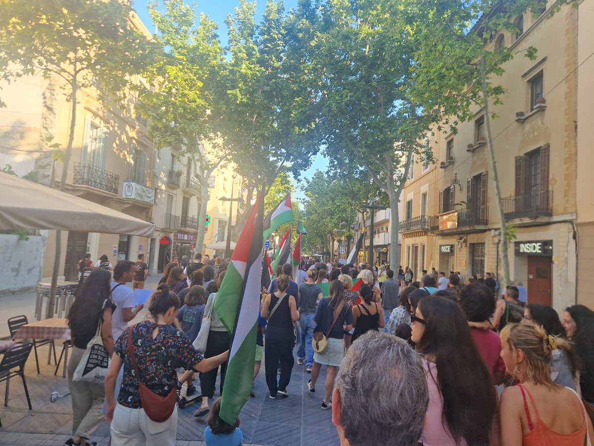 ERC Vilanova i la Geltrú (@ercvng) on Twitter photo 📢 Avui hem estat presents a la manifestació per aturar el genocidi a Palestina. Des d'<a href="/ERCVng/">ERC Vilanova i la Geltrú</a> reafirmem el nostre compromís amb els drets humans i la defensa del poble palestí. Cal un alto el foc immediat i justícia internacional. ✊🏽🇵🇸 #PalestinaLliure <a href="/GarrafPalestina/">el Garraf amb Palestina 𓂆 🇵🇸</a> 📢 Avui hem estat presents a la manifestació per aturar el genocidi a Palestina. Des d'<a href="/ERCVng/">ERC Vilanova i la Geltrú</a> reafirmem el nostre compromís amb els drets humans i la defensa del poble palestí. Cal un alto el foc immediat i justícia internacional. ✊🏽🇵🇸 #PalestinaLliure <a href="/GarrafPalestina/">el Garraf amb Palestina 𓂆 🇵🇸</a>