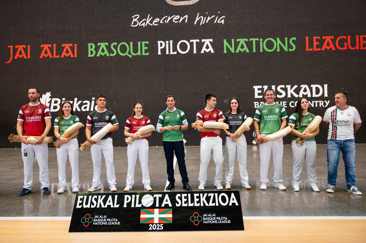 eajpnv's tweet image. 💚❤️ @Imanol_Pradales Lehendakariak Euskal Selekzioaren debut ofiziala nabarmendu du Nazioarteko Zesta Punta Txapelketan, #Euskadi-ren nazio asmoaren ikur gisa.

⚾ Lehendakariak pilotako Euskal Selekzioaren eta Euskadiko #pilota eskola eta klubetako neska-mutilen arteko