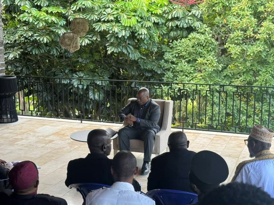 TimTshao2015's tweet image. #DISTRACTIONS_À_KINSHASA_CONSULTATIONS_
#À_GOMA
Premières images de l&apos;ancien Chef de l&apos;État Congolais @josephkabila01 @kabila qui vient d&apos;entamer des consultations politiques en vue de la résolution du long et pénible conflit qui déchire l&apos;ex-Zaïre. @fatshi13_ en distraction.