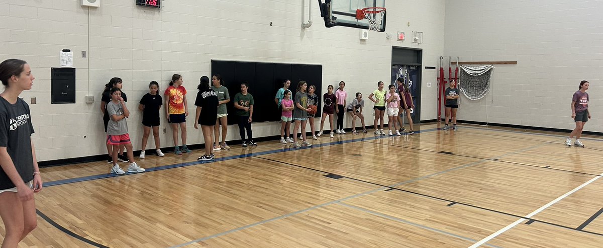 acmladytigerbb's tweet image. Day #3 of camp ✅ in the books! Such a great group of girls that want to learn & are like sponges soaking it All in! Day #4 let's finish strong! @ConsolHS @CSISDAthletics @AMCHSTigerClub #Compete