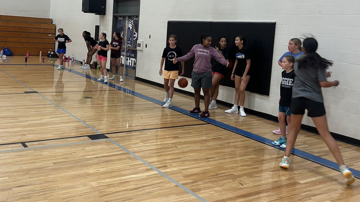 acmladytigerbb's tweet image. Day #3 of camp ✅ in the books! Such a great group of girls that want to learn & are like sponges soaking it All in! Day #4 let's finish strong! @ConsolHS @CSISDAthletics @AMCHSTigerClub #Compete