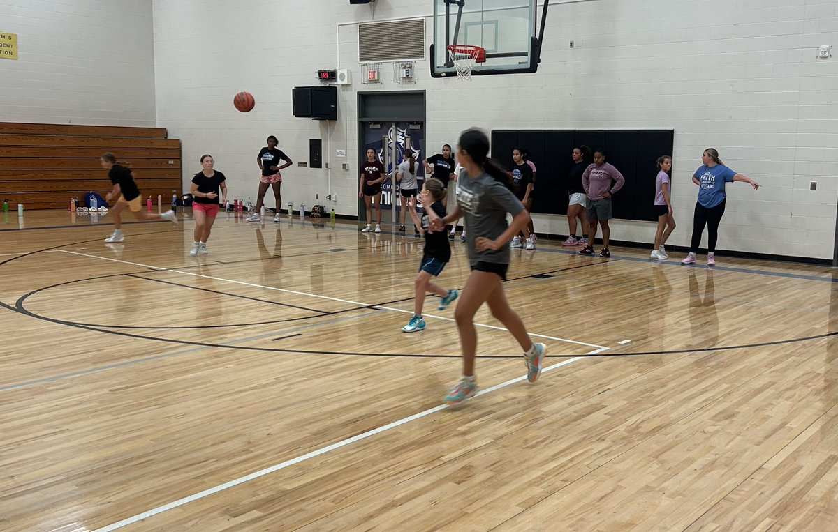 acmladytigerbb's tweet image. Day #3 of camp ✅ in the books! Such a great group of girls that want to learn & are like sponges soaking it All in! Day #4 let's finish strong! @ConsolHS @CSISDAthletics @AMCHSTigerClub #Compete