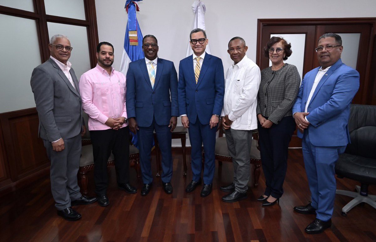 Durante una espacio interinstitucional, el ministro de Trabajo, <a href="/EddyOlivares14/">Eddy Olivares</a>, sostuvo un encuentro con el director ejecutivo del Instituto Dominicano de Prevención y Protección de Riesgos Laborales (<a href="/IDOPPRILRD/">Inst. Prevención y Protección de Riesgos Laborales</a>), Dr. Agustín Burgos (@DrAgustinBurgos).