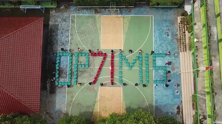 Sin666AT's tweet image. Padahal era dulu sebelum covid, sekolah2 pada berlomba bikin koreo2/formasi kalo lagi bikin yearbook2 kek gini. Bukan malah yg paling cakep joget di depan.