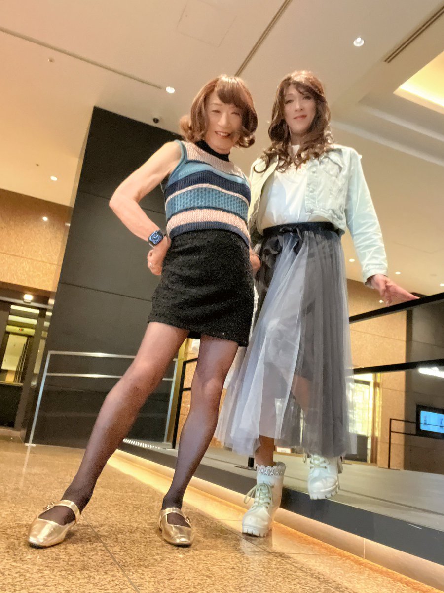 ブュッフェの獲物を前にご満悦のあたし😍❤️‍🩹

アウターの中はノースリーブ
だけど、充分暑い💦

お気に入りの金色の靴を履いて…🥰💕
いつもながらだけど…
りなちゃんと遠近法を利用して背をあわせたら、
あたしの顔がめちゃデカい😱😥😓😢

りなちゃん、顔小さいわぁ〜🫣🫣🫣