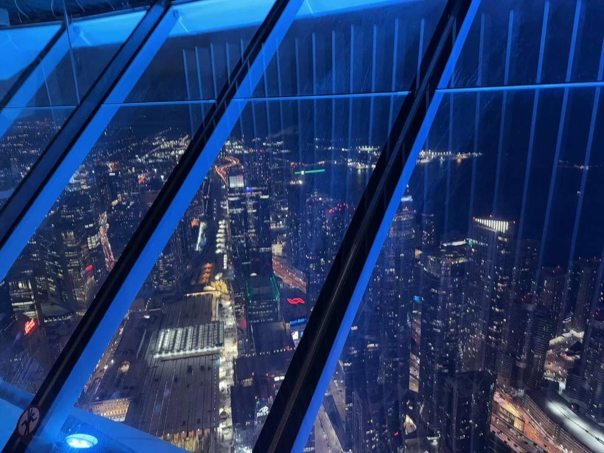 From the streets to the skyscrapers, Toronto flows like a glowing river, reflecting dreams, ambitions, and late-night 🥰wanderings beneath its luminous canopy.