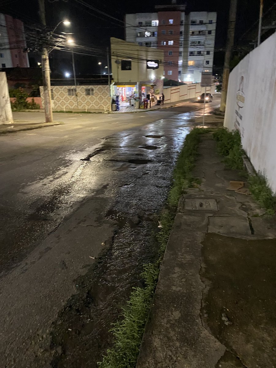 samubitencourt's tweet photo. @OficialDeso tem esgoto a céu aberto na avenida Graciliano Ramos altura do número 100 ha mais de uma semana. Esgoto do condomínio está saindo na avenida inteira, o odor, ruas alagadas de esgoto. E aí? Bora resolver? https://t.co/HBGqGu3die