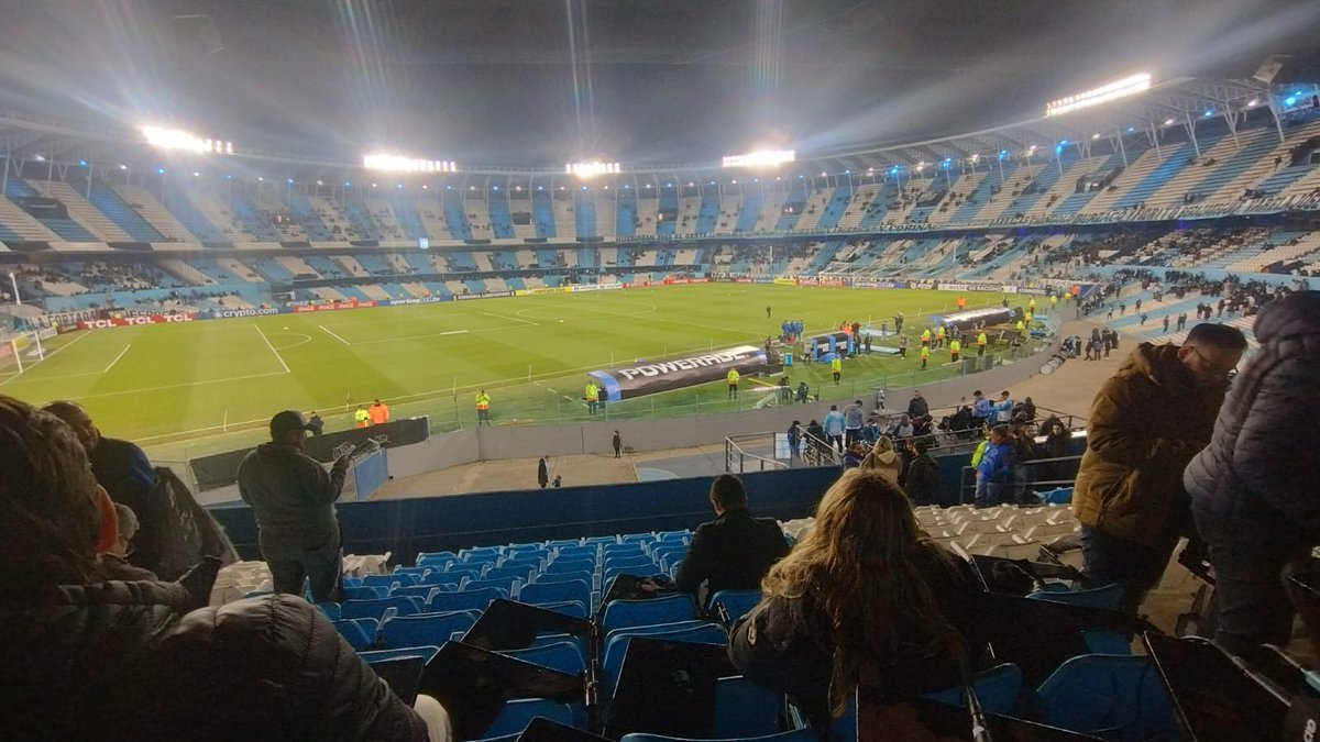 #FútbolShowNacional | ¡Jueves de #Libertadores en <a href="/NacionalAM870/">Radio Nacional AM 870</a>! 🏆

¡Se va llenando el "Cilindro" de Avellaneda! Desde las 21 hs, transmitimos #Racing vs #Fortaleza en #AM870! 📻⚽️

Relata <a href="/JorGodoy/">Jorge Godoy</a> y comenta <a href="/jorgebaravalle/">Jorge Baravalle</a>
Vestuarios <a href="/lucadejesus/">Luca de Jesús</a> y <a href="/RodrigoRuiz1976/">Rodrigo Ruiz</a>