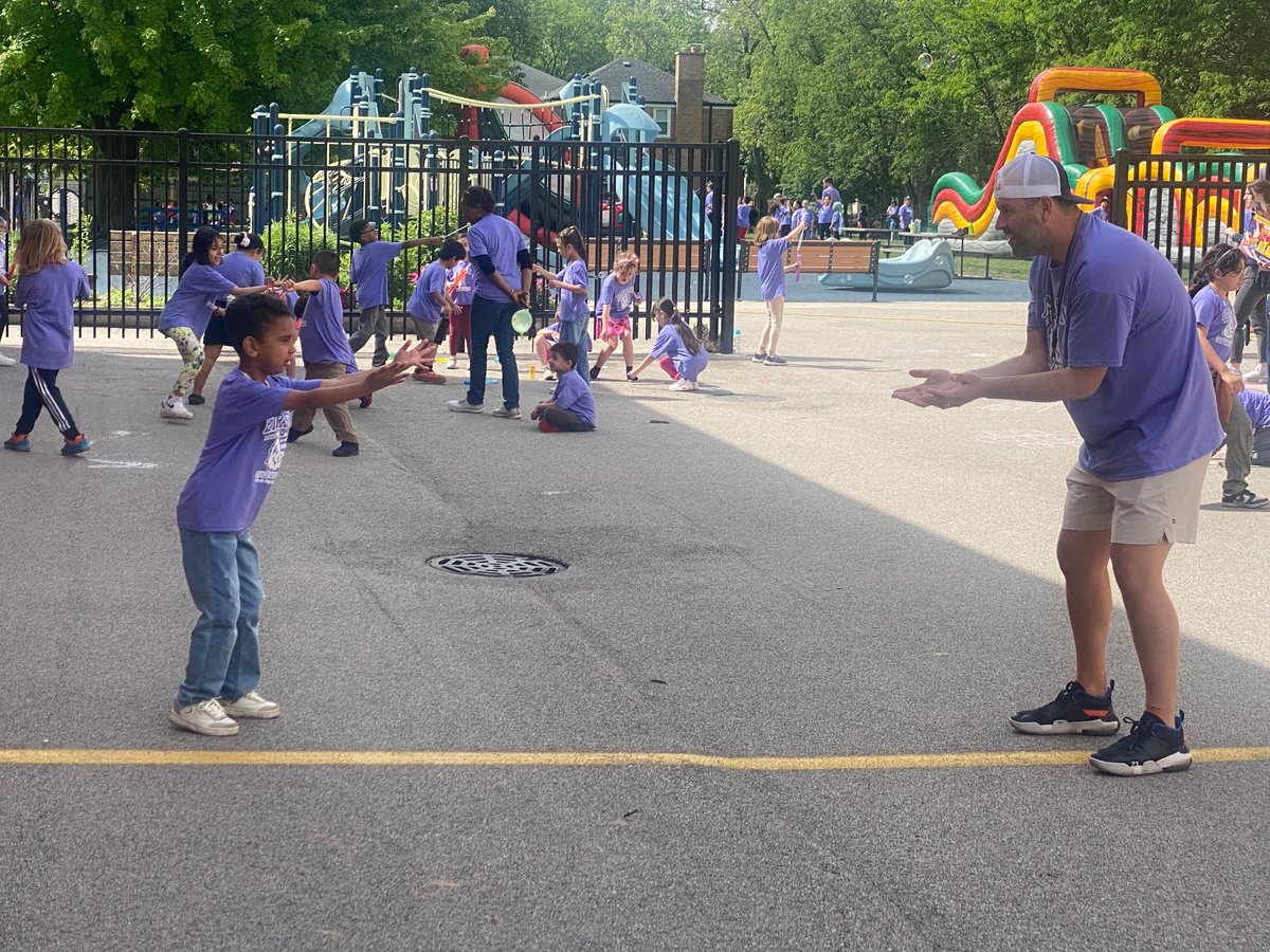 Deyse Garcia (@deysegarcia5) on Twitter photo Shoutout to Coach D and our wonderful PTA for another fun and amazing Track and Field Day! <a href="/EmersonPE_D100/">Emerson PE D100</a> <a href="/emersonpta100/">Emerson PTA 100</a> ¡Todos los juegos estuvieron muy divertidos y el almuerzo también! 💙🐯💛 😋🌭 Shoutout to Coach D and our wonderful PTA for another fun and amazing Track and Field Day! <a href="/EmersonPE_D100/">Emerson PE D100</a> <a href="/emersonpta100/">Emerson PTA 100</a> ¡Todos los juegos estuvieron muy divertidos y el almuerzo también! 💙🐯💛 😋🌭