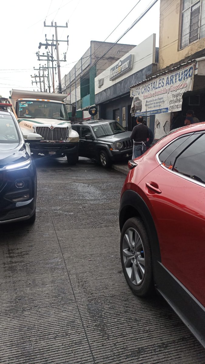 No me lo van a creer pero atrás de esa camioneta venía un ciclista venía tan rápido que empujó la camioneta y miren en dónde terminó.
#PinchesChiclistas
