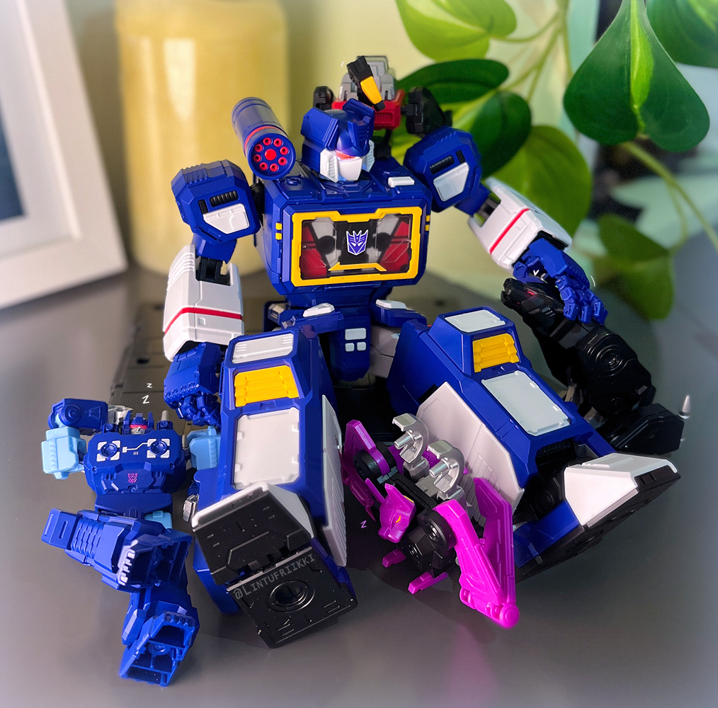 soundwave now with all cassettes 📼 they're all so cute and fun to