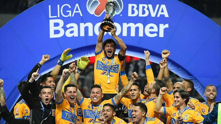 Y les levanto la copa en la mera geta