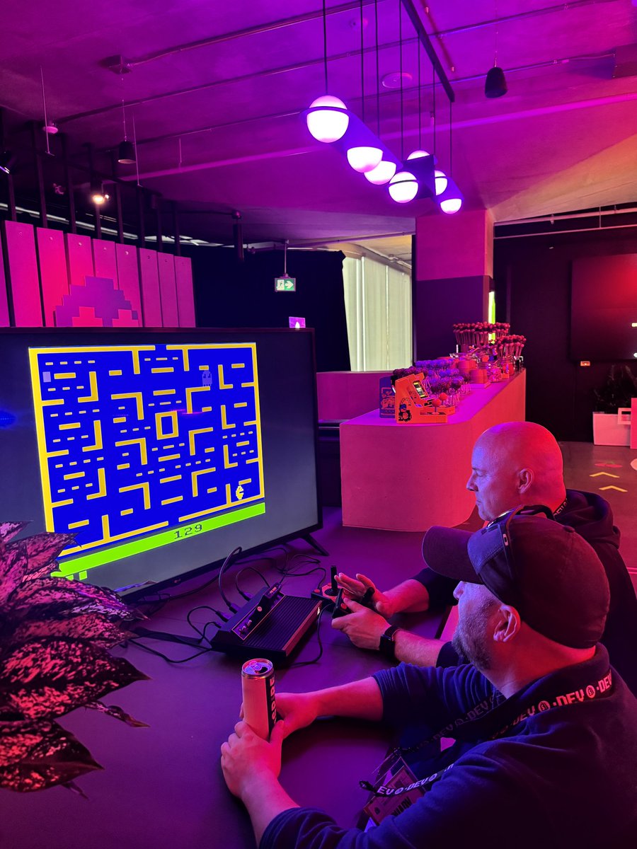 cfetter's tweet image. Got to play my first childhood Atari game machine again with @hcaz32000