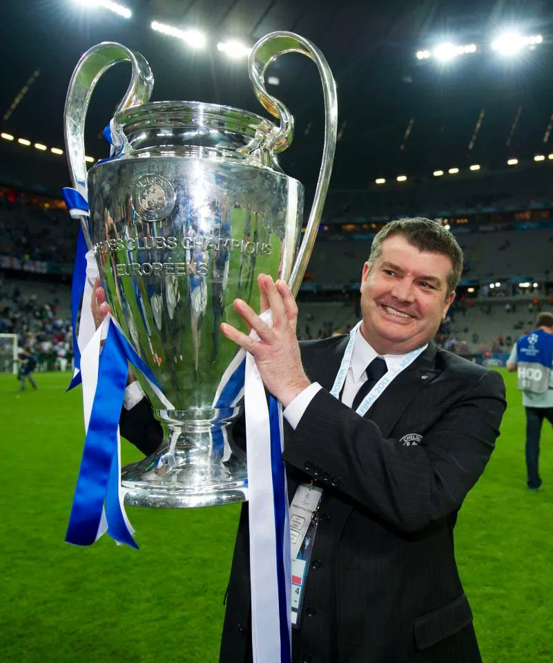 Domingortiz's tweet photo. La trayectoria de Ron Gourlay es incuestionable. 25 años le avalan. Es cierto que hay mucho ‘hate’ desde varios clubes donde estuvo. Principalmente desde Arabia. Pero también es cierto que consiguió grandes logros en el Chelsea. El tiempo dirá si es el demonio que muchos pintan o si ayudó al #VCF a recuperar su hábitat.

Muchos interrogantes se irán despejando con el tiempo. ¿Será el final del ‘Local Managment’? ¿Dónde vivirá el nuevo CEO? ¿Cuánta inversión habrá? ¿Dejarán a Corberán elegir todo en materia de fichajes? ¿Será el enésimo teatrillo dando a entrever que algo va a cambiar para que nada cambie? 

Este nuevo giro sí me refueza la idea que tengo desde hace muchísimo tiempo. Acabar el Nou Mestalla era clave para abrir la puerta de salida de Peter Lim. Los acuerdos con Goldman Sachs subrayan más la posibilidad y el nombramiento de Ron Gourlay me direcciona a pensar que la pata deportiva es la que falta por reordenar para tenerlo todo en el punto exacto. Después, claro está, tendrá que recibir la oferta esperada. No tiene prisa ni la va a tener. Pero este movimiento es el siguiente al plan trazado. Esa es mi percepción.

No espero absolutamente nada de Meriton. Cero patatero. Sin embargo espero todo lo mejor de Carlos Corberán. Con Ron Gourlay me invade el escepticismo. A ver si deciden gastar dinero, con cabeza pero dinero, porque es así como se hacen los buenos equipos. Si no, será otra cortina de humo. Otra bazofia del trilerismo ilustrado de Singapur.
