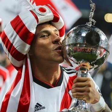 Sigan hablando de vueltas de Europa, el único que volvió y cumplió se llama Enzo Nicolas Perez. Volvió del Valencia donde era capitán y figura para ser ídolo de River y ganar la Copa Libertadores más importante de la historia. A 100 escalones del resto de jugadores que volvieron.