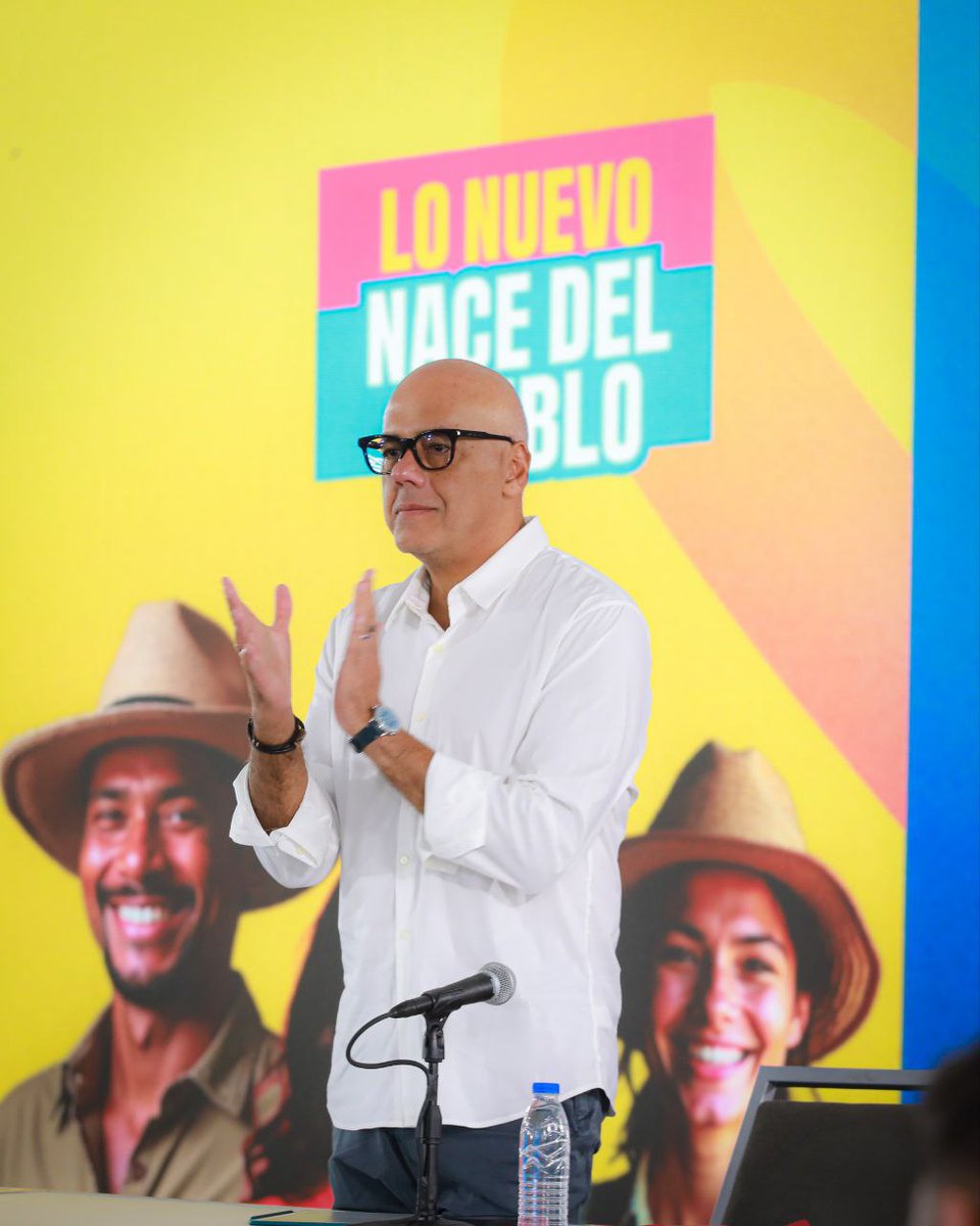 Carlos Pérez Alfaro (@crperezalfaro) on Twitter photo Jorge Rodríguez es uno de los hombres más inteligentes que tiene la revolución, es una máquina para generar política, es una máquina para ganar elecciones, es sin duda alguna una máquina de pensamientos. Que hombre tan valioso tiene el partido y la patria misma. #CHCh <a href="/jorgerpsuv/">Jorge Rodríguez</a> Jorge Rodríguez es uno de los hombres más inteligentes que tiene la revolución, es una máquina para generar política, es una máquina para ganar elecciones, es sin duda alguna una máquina de pensamientos. Que hombre tan valioso tiene el partido y la patria misma. #CHCh <a href="/jorgerpsuv/">Jorge Rodríguez</a>