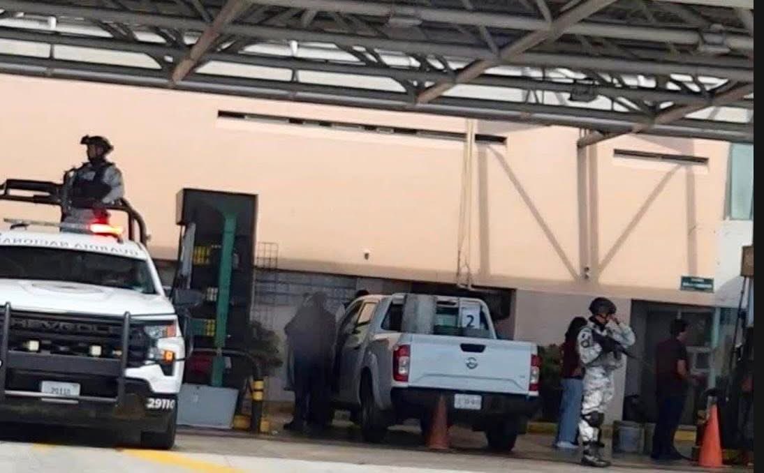 Claus_ab's tweet photo. Hoy clausuraron una gasolinera en Simón Bolívar esquina con Boulevard Manuel Ávila Camacho, en la ciudad de #Veracruz por vender huachicol o gasolina robada, esto no tendría nada de extraño en estos tiempos, pero resulta que los  dueños son Miguel Ángel Yunes Linares e hijos. Y pues ellos andan en la madre... patria. ¡Olé! #Yunes