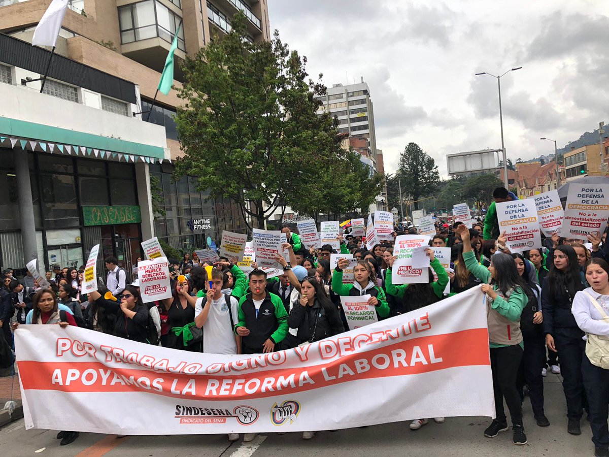 Senadora @angelicaLozanoC
Respete. Deje de decir que instrumentalizamos a los aprendices. ¿Acaso creen que ellos y ellas no piensan? ¿Cree que son borregos? Pues sepa que son jóvenes con criterio político y ético.

Fin del hilo.