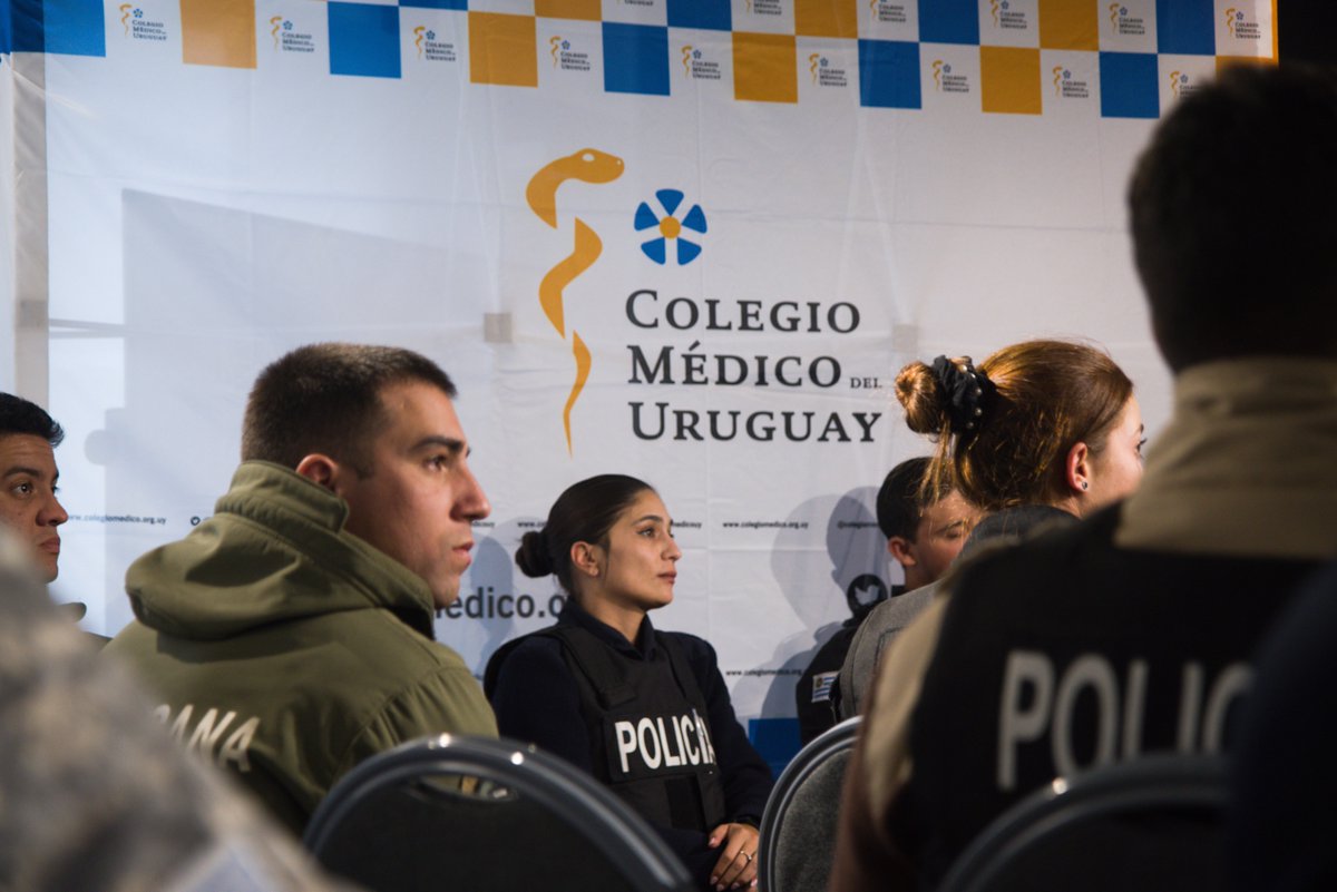 colegiomedicouy's tweet photo. 🛵🚗🚌🚛
En el marco del Mayo Amarillo, el Colegio Médico del Uruguay junto a UNASEV realizó una capacitación a “primeros respondedores”: bomberos, policías y efectivos de Caminera, sobre primeros auxilios a las víctimas. 
@Minterioruy @DNdeBomberosUy @UNASEV @mayoamarillo_uy https://t.co/je6Ux7GMLl