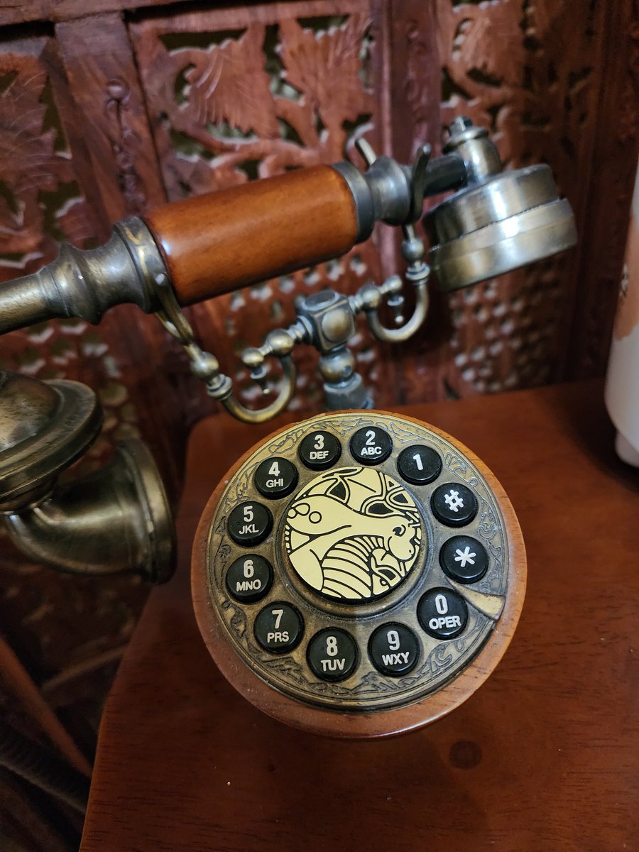 MunchingOrange's tweet image. Visiting my grandparents and I suddenly spot this 🤔