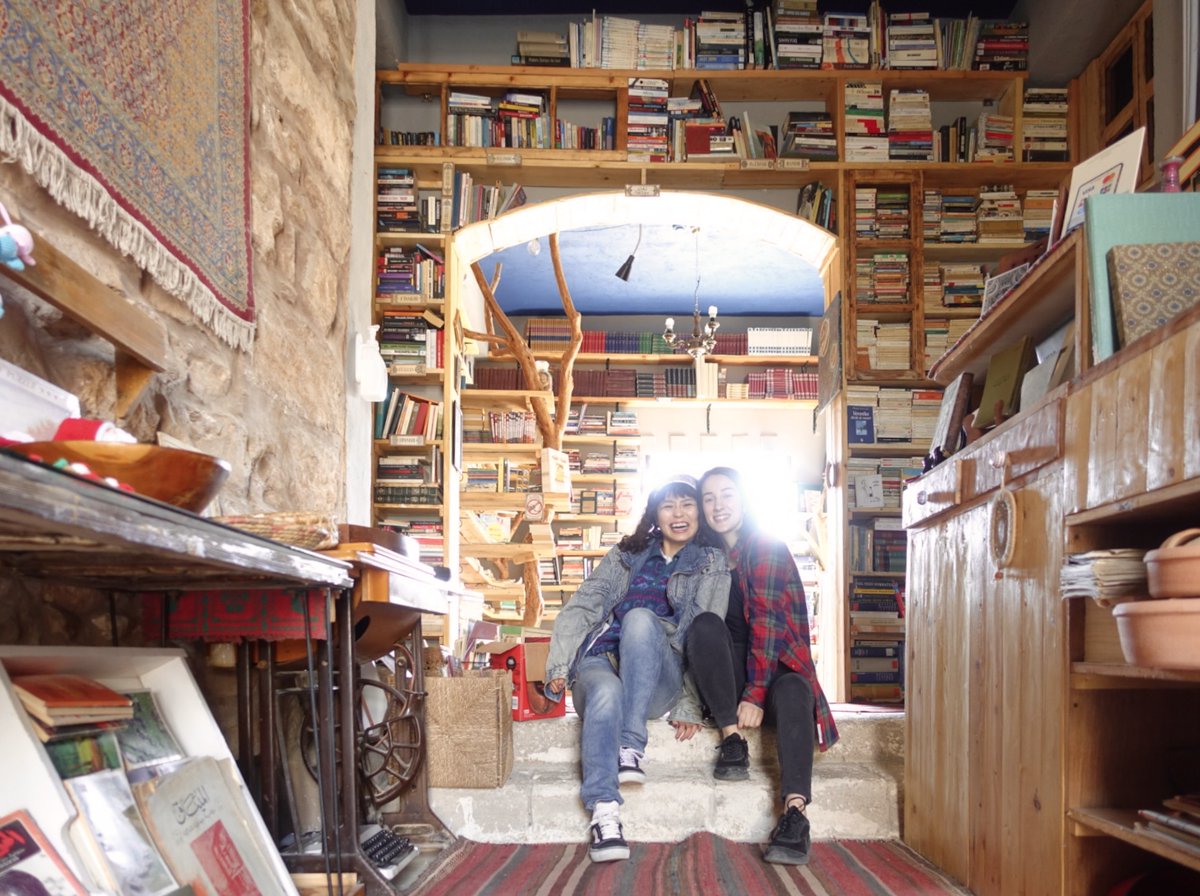 sundemita_book's tweet photo. 【note書籍化】「な、なにこの本屋...」
思わず「ここで働かせてください！」と飛び込んでみると、そこには既にいろんな国のスタッフが住んでいて...。

中東ヨルダンの本屋滞在記が出版されます。（Amazon予約可能です）全国の本屋さんに届け〜！#note創作大賞 #新刊 #旅行記 https://t.co/wlICz52sDB https://t.co/5Jiybbv69z
