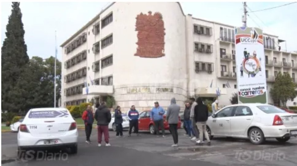 Federica Mariconda (@fedemariconda) on Twitter photo Apoyo la decisión del gobernador <a href="/DrMarceloOrrego/">Marcelo Orrego</a> de ponerle límites a los piquetes
Siempre fui defensora de la libertad de expresión pero no debemos confundirla con atropellar los derechos de quien necesita circular
El que corta la calle no está manifestando, está extorsionando Apoyo la decisión del gobernador <a href="/DrMarceloOrrego/">Marcelo Orrego</a> de ponerle límites a los piquetes
Siempre fui defensora de la libertad de expresión pero no debemos confundirla con atropellar los derechos de quien necesita circular
El que corta la calle no está manifestando, está extorsionando