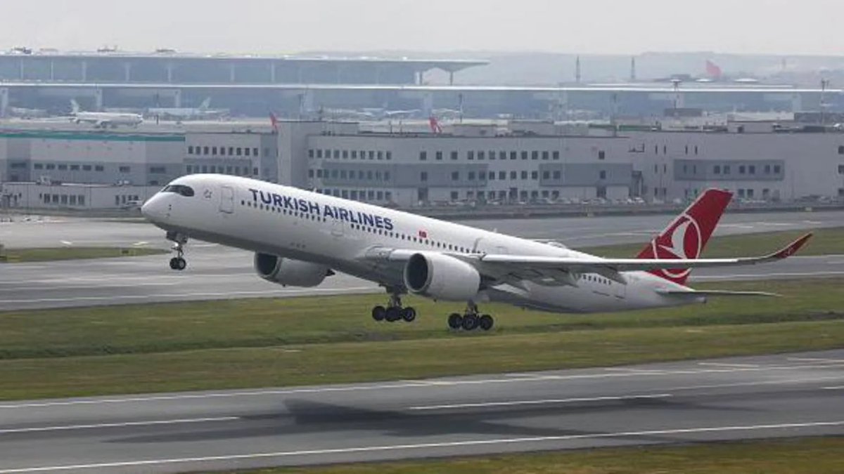 MYSAVVYTRAVELER's tweet image. Airline passengers to Turkey will be fined if they stand up before seatbelt sign turns off after landing. Turkish civil aviation authority imposed the order after receiving complaints from passengers. On a recent @ThaiAirways flight to IST we saw 2 pax who got up during landing