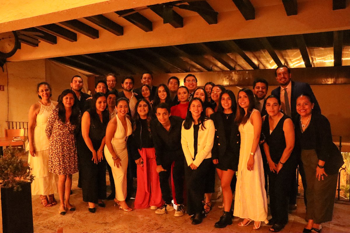 Se llevó a cabo la celebración por parte de la Escuela de Negocios para las y los estudiantes candidatos a graduarse de las carreras de Estrategia y Transformación de Negocios, Finanzas y Negocios Internacionales.
¡Enhorabuena! #NegociosTec #SoyTec #CampusCuerna