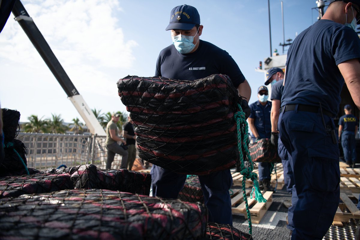 USCGSoutheast's tweet photo. #Breaking 🚨 The crew of @USCG Cutter Thetis offloaded more than 28,500 pounds of cocaine worth more than $211 million at @PortEverglades, Thursday. ❌❄️ 
#CounterDrugOps #USCG #DrugBust #LawEnforcement

Read 📎: https://t.co/wxSlEeCd5v

@DHSgov @USAO_SDTX @HSIHouston https://t.co/LmlBRIxrzb