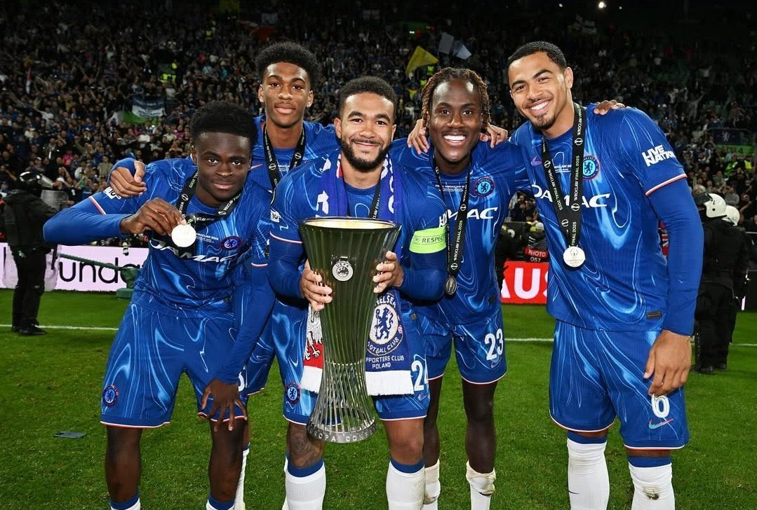 La Cobham pic just came out. 😭💙