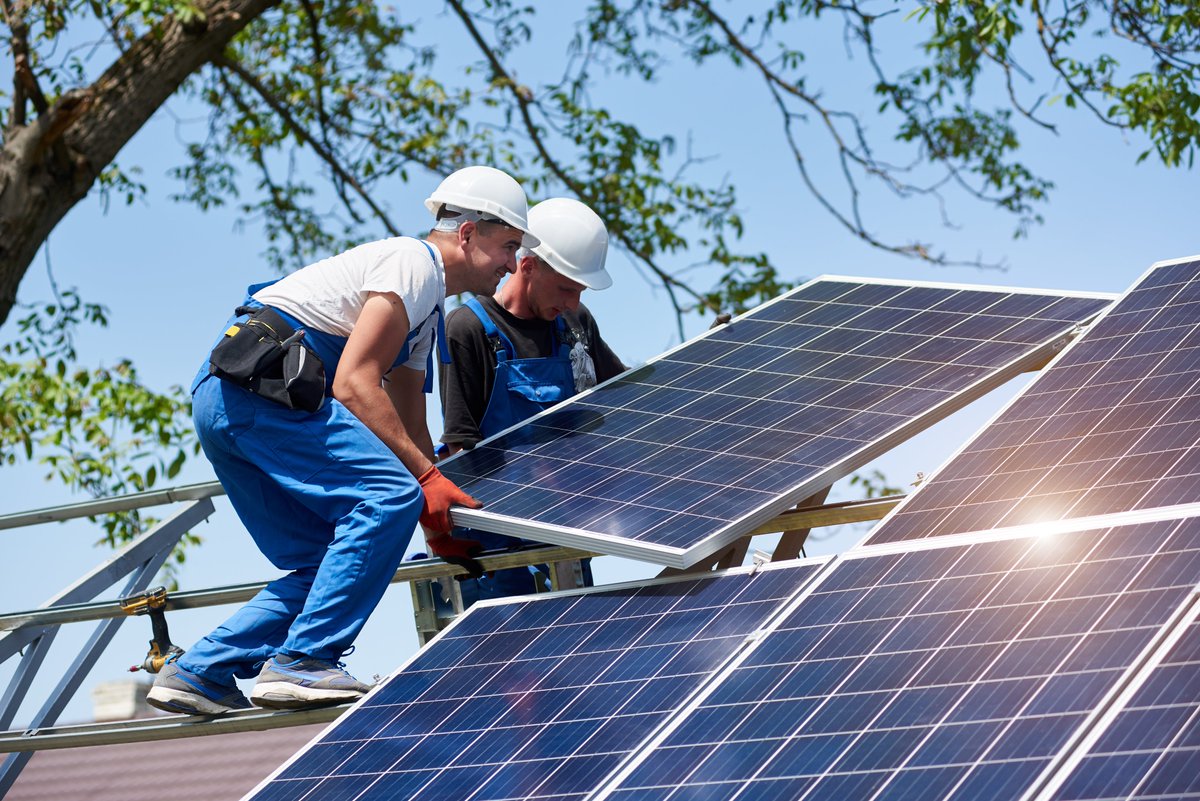 Catch up on past SolSmart webinars! Our Resource Library offers expert insights to help your community advance solar energy. Start exploring now: energy-ready.org/resource-libra…