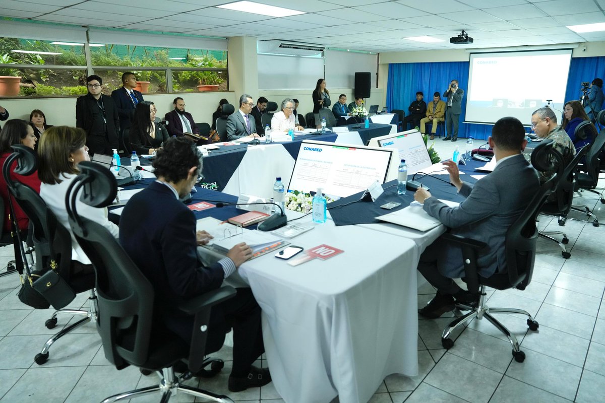 La vicepresidenta presidió la quinta reunión ordinaria del CONABED, en la que se verificaron las inversiones ejecutadas en abril y contratos de arrendamiento de bienes e inmuebles, con el compromiso de garantizar el uso adecuado y transparente de los recursos del Estado.