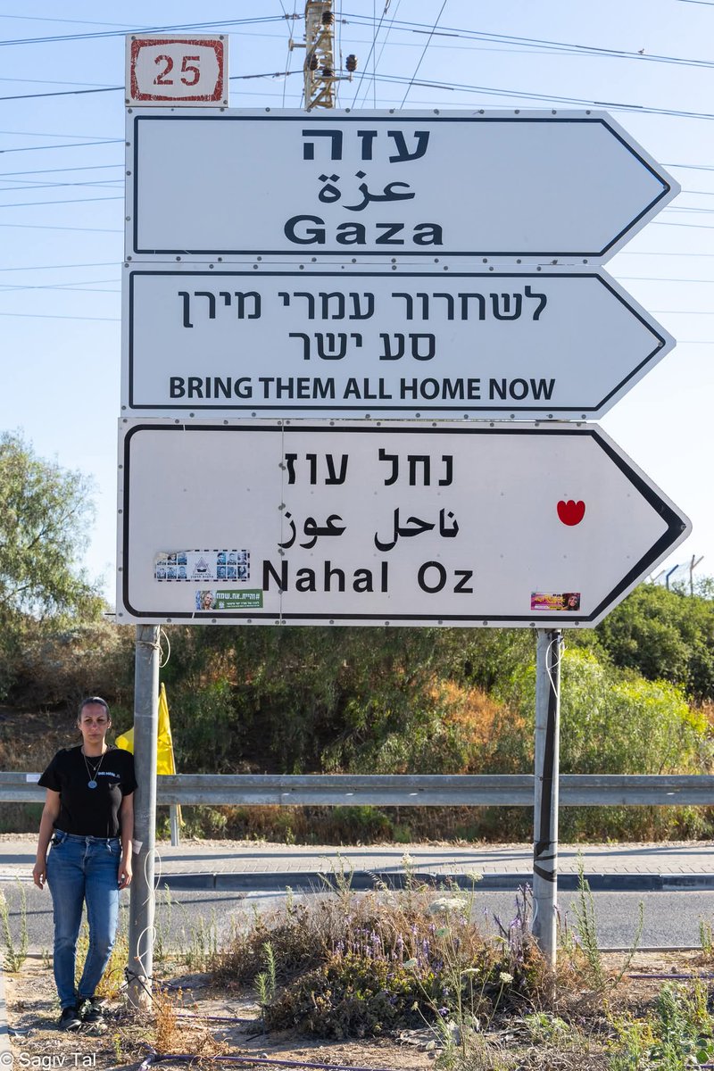 LishayLM's tweet image. 48 שעות כמעט ללא שינה 
הגוף כואב 
הנפש כועסת ומתוסכלת ומפחדת 
היום ה- 601 הוא יותר קשה מהיום ה- 600 
ועוד סופ"ש מתחיל 
ועוד חג מגיע 
ועדיין אבא עמרי לא הוחזר. 

ועוד פגישה 
ועוד שיחה 
ועוד עצרת 
ועוד צעדה 
ועוד כתבה 
ועוד צילום 
ויומיים הייתי באזור שנקרא בית 
ורעשי המלחמה מלווים…