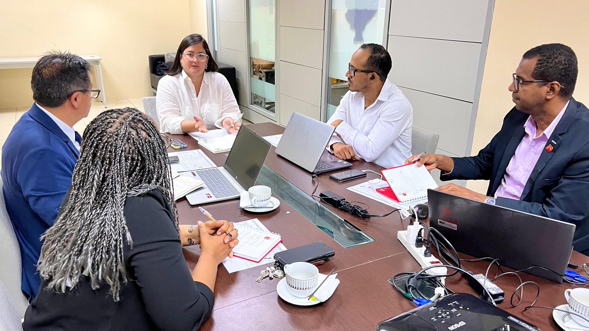 #NoticiasUBE | Reunión entre UBE y Ministerio de Educación refuerza acciones de la Mesa de Gobernanza Educativa en Durán

La delegación de la Universidad Bolivariana del Ecuador (UBE), conformada por la Dra. Elsy Rodríguez, el Dr. Luis Silva y el Mgtr. Vallardo Villegas,